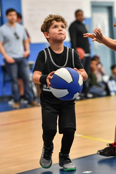 Joven Atleta Haciendo Grandes Jugadas Baloncesto Durante Juego — Foto de Stock