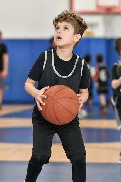 Giovane Atleta Ragazzo Facendo Grandi Giochi Basket Durante Gioco — Foto Stock