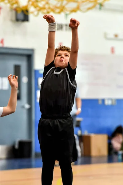 Joven Atleta Haciendo Grandes Jugadas Baloncesto Durante Juego — Foto de Stock