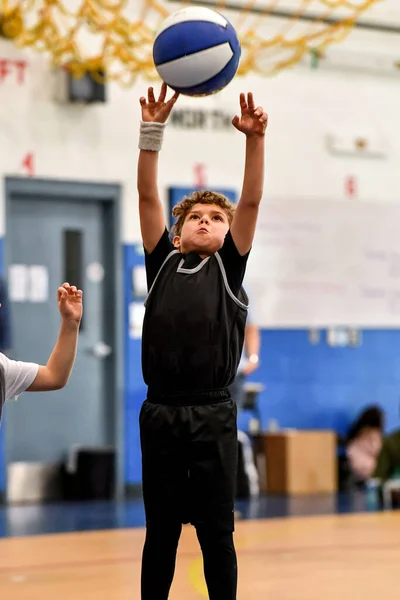 Joven Atleta Haciendo Grandes Jugadas Baloncesto Durante Juego — Foto de Stock