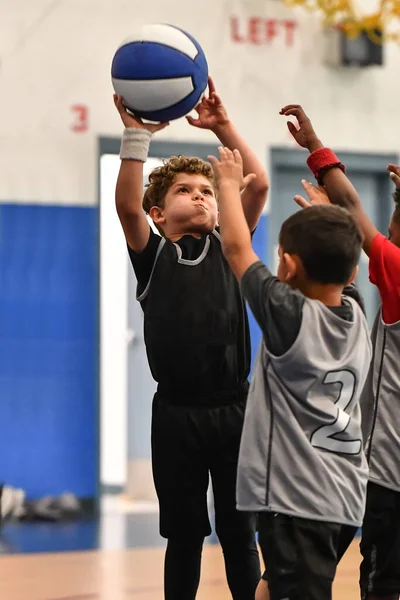 Joven Atleta Haciendo Grandes Jugadas Baloncesto Durante Juego — Foto de Stock