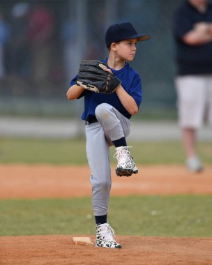 Yakışıklı genç beysbol oyuncusunun bir beyzbol maçı sırasında inanılmaz oyunlar oynadığı aksiyon fotoğrafı.