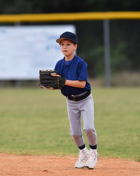 Action Foto Von Hübschen Jungen Baseballspieler Macht Erstaunliche Spiele Während — Stockfoto