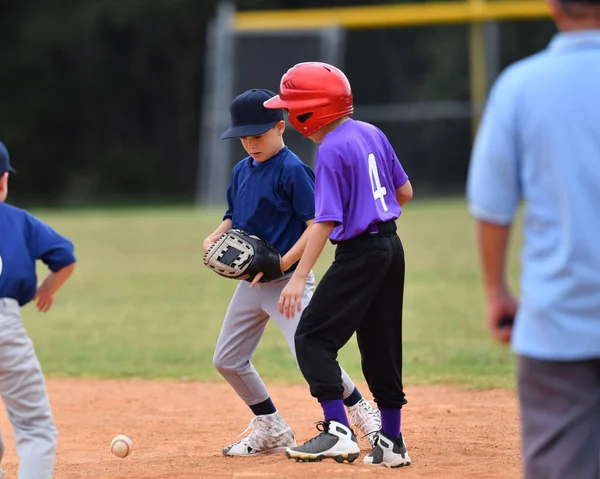 野球の試合中に素晴らしいプレーを作るハンサムな若い野球選手のアクション写真 — ストック写真