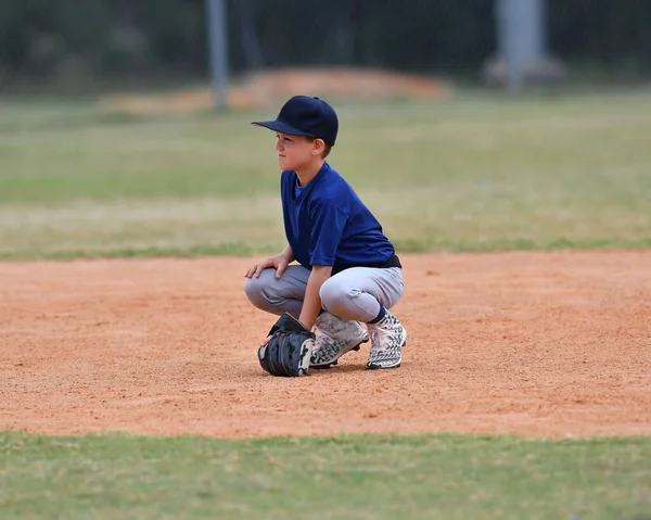 英俊潇洒的年轻棒球手在棒球赛中表演惊人的动作照片 — 图库照片