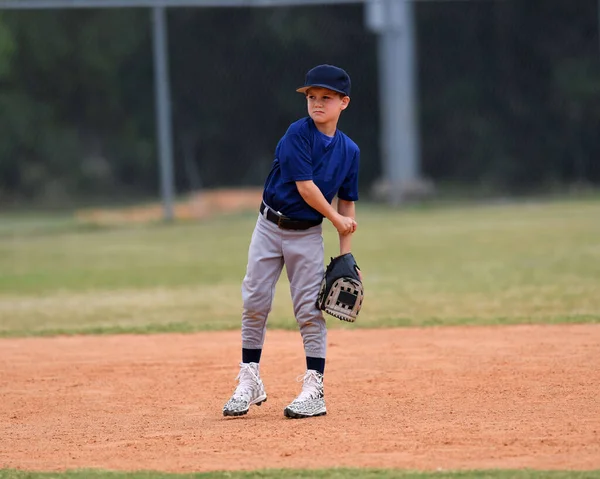 Action Foto Von Hübschen Jungen Baseballspieler Macht Erstaunliche Spiele Während — Stockfoto