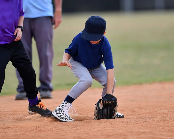 Zdjęcie Akcji Przystojny Młody Baseballista Podejmowania Niesamowite Gry Podczas Meczu — Zdjęcie stockowe