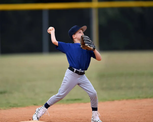 Action Foto Von Hübschen Jungen Baseballspieler Macht Erstaunliche Spiele Während — Stockfoto