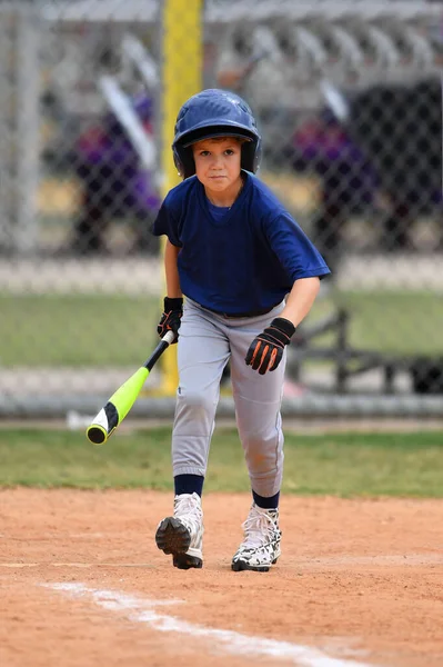 Action Foto Von Hübschen Jungen Baseballspieler Macht Erstaunliche Spiele Während — Stockfoto