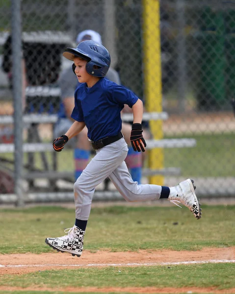 Action Foto Von Hübschen Jungen Baseballspieler Macht Erstaunliche Spiele Während — Stockfoto