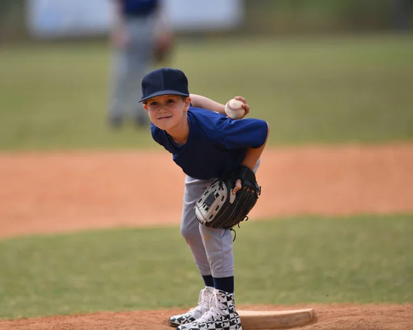 Action Foto Von Hübschen Jungen Baseballspieler Macht Erstaunliche Spiele Während — Stockfoto