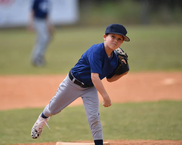 Action Foto Von Hübschen Jungen Baseballspieler Macht Erstaunliche Spiele Während — Stockfoto