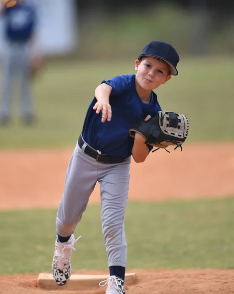 野球の試合中に素晴らしいプレーを作るハンサムな若い野球選手のアクション写真 — ストック写真