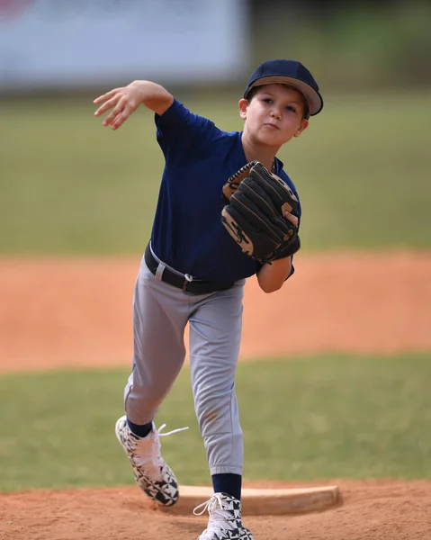 Zdjęcie Akcji Przystojny Młody Baseballista Podejmowania Niesamowite Gry Podczas Meczu — Zdjęcie stockowe
