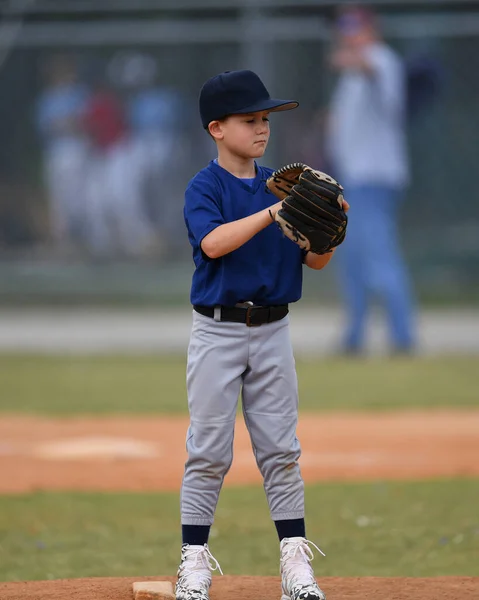 野球の試合中に素晴らしいプレーを作るハンサムな若い野球選手のアクション写真 — ストック写真