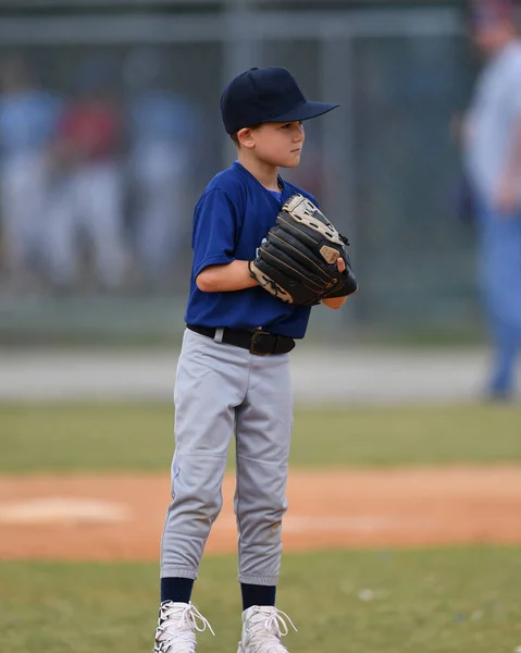 Zdjęcie Akcji Przystojny Młody Baseballista Podejmowania Niesamowite Gry Podczas Meczu — Zdjęcie stockowe