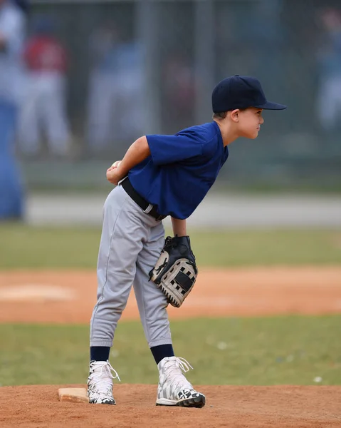 Zdjęcie Akcji Przystojny Młody Baseballista Podejmowania Niesamowite Gry Podczas Meczu — Zdjęcie stockowe