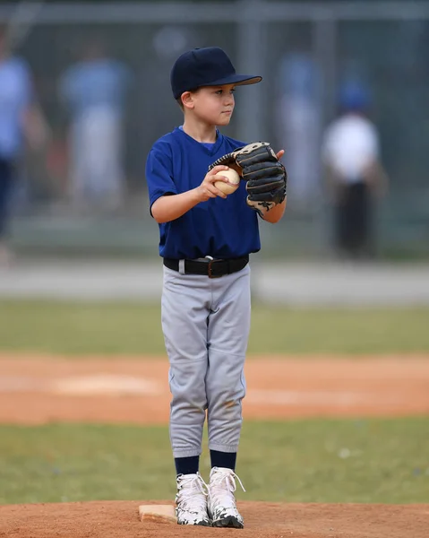 Zdjęcie Akcji Przystojny Młody Baseballista Podejmowania Niesamowite Gry Podczas Meczu — Zdjęcie stockowe