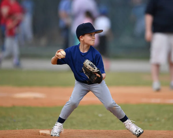 野球の試合中に素晴らしいプレーを作るハンサムな若い野球選手のアクション写真 — ストック写真