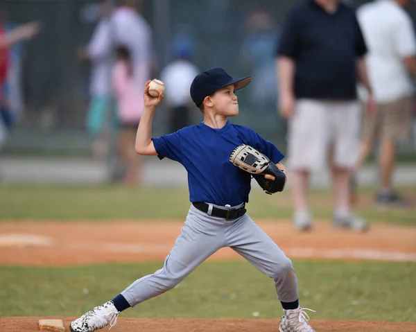 Akció Fotó Jóképű Fiatal Baseball Játékos Hogy Csodálatos Játszik Közben — Stock Fotó