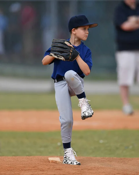 野球の試合中に素晴らしいプレーを作るハンサムな若い野球選手のアクション写真 — ストック写真