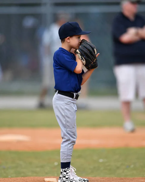 Action Foto Von Hübschen Jungen Baseballspieler Macht Erstaunliche Spiele Während — Stockfoto