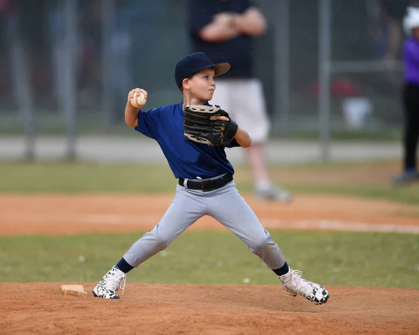 Action Foto Von Hübschen Jungen Baseballspieler Macht Erstaunliche Spiele Während — Stockfoto