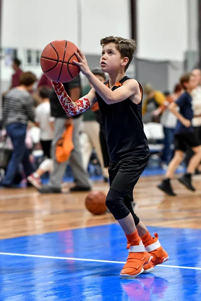 Joven Chico Guapo Haciendo Grandes Jugadas Baloncesto Durante Juego — Foto de Stock