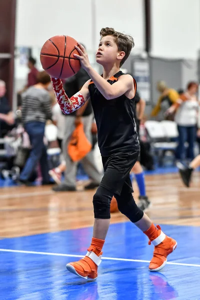 Joven Chico Guapo Haciendo Grandes Jugadas Baloncesto Durante Juego — Foto de Stock