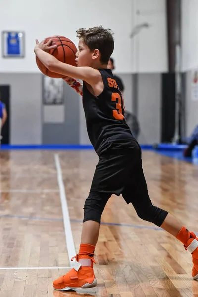 Giovane Bel Ragazzo Che Grandi Giochi Basket Durante Gioco — Foto Stock