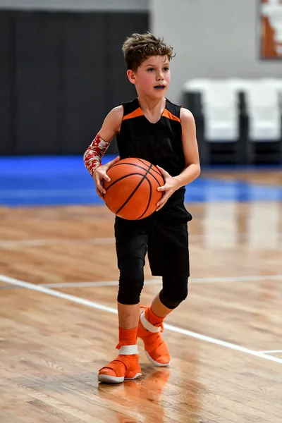 Joven Chico Guapo Haciendo Grandes Jugadas Baloncesto Durante Juego — Foto de Stock