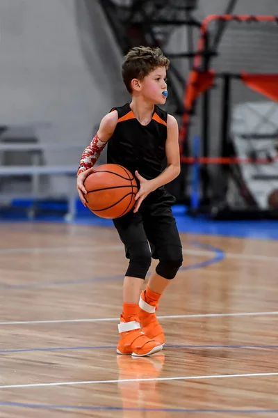 Joven Chico Guapo Haciendo Grandes Jugadas Baloncesto Durante Juego — Foto de Stock