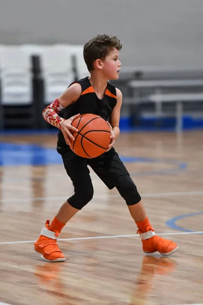 Giovane Bel Ragazzo Che Grandi Giochi Basket Durante Gioco — Foto Stock