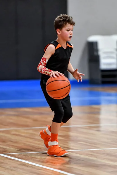 Joven Chico Guapo Haciendo Grandes Jugadas Baloncesto Durante Juego — Foto de Stock