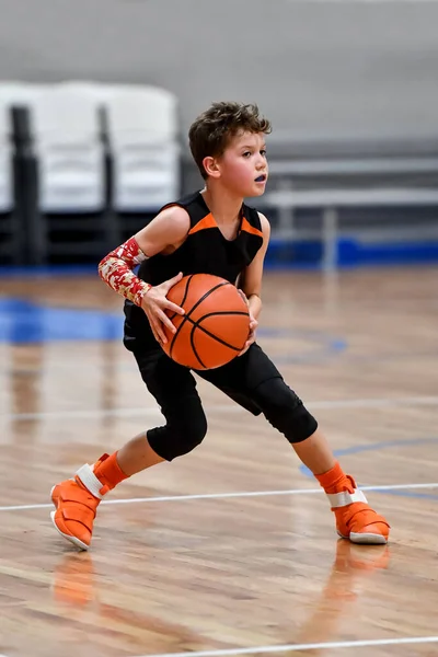 Giovane Bel Ragazzo Che Grandi Giochi Basket Durante Gioco — Foto Stock