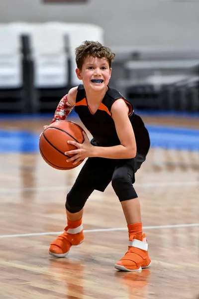 Giovane Bel Ragazzo Che Grandi Giochi Basket Durante Gioco — Foto Stock