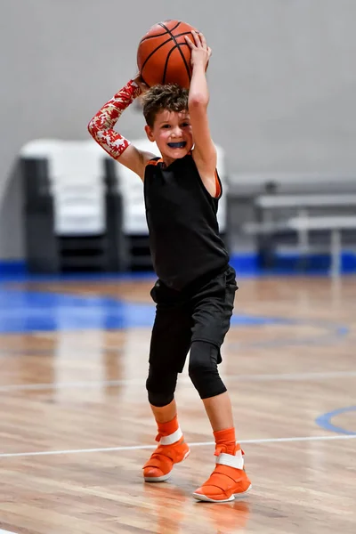 Giovane Bel Ragazzo Che Grandi Giochi Basket Durante Gioco — Foto Stock