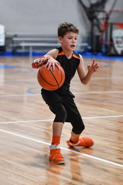 Giovane Bel Ragazzo Che Grandi Giochi Basket Durante Gioco — Foto Stock