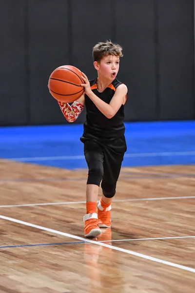 Joven Chico Guapo Haciendo Grandes Jugadas Baloncesto Durante Juego — Foto de Stock