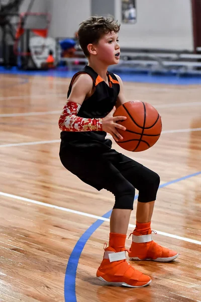 Fiatal Jóképű Fiú Hogy Nagy Kosárlabda Játszik Játék Közben — Stock Fotó