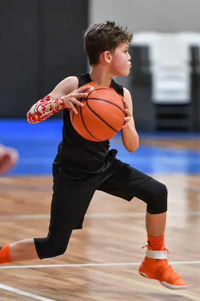 Молодой Красивый Мальчик Играет Баскетбол Время Игры — стоковое фото