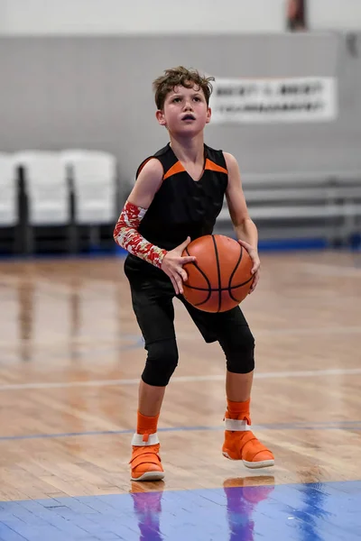 Joven Chico Guapo Haciendo Grandes Jugadas Baloncesto Durante Juego — Foto de Stock