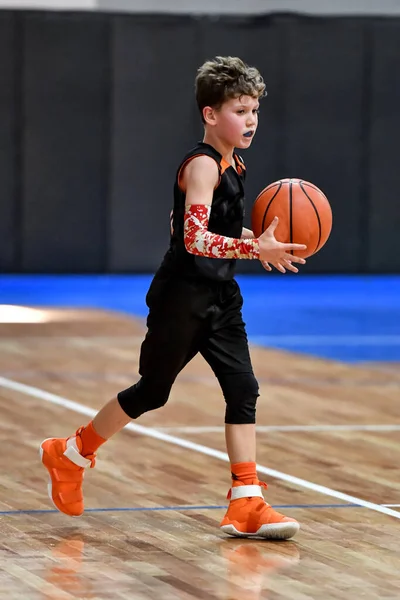 Joven Chico Guapo Haciendo Grandes Jugadas Baloncesto Durante Juego — Foto de Stock