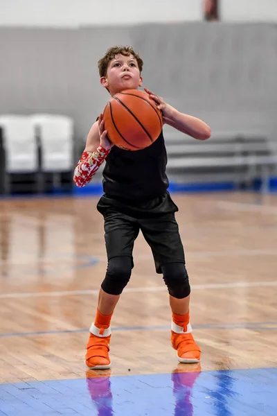 Joven Chico Guapo Haciendo Grandes Jugadas Baloncesto Durante Juego — Foto de Stock