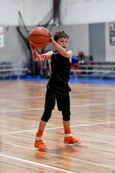 Joven Chico Guapo Haciendo Grandes Jugadas Baloncesto Durante Juego — Foto de Stock