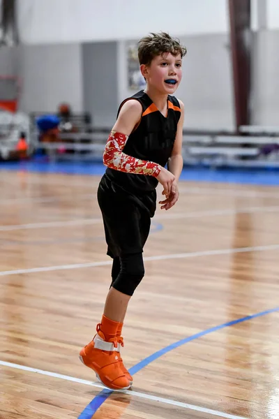 Joven Chico Guapo Haciendo Grandes Jugadas Baloncesto Durante Juego — Foto de Stock