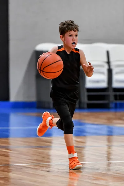 Fiatal Jóképű Fiú Hogy Nagy Kosárlabda Játszik Játék Közben — Stock Fotó