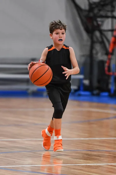 Joven Chico Guapo Haciendo Grandes Jugadas Baloncesto Durante Juego — Foto de Stock