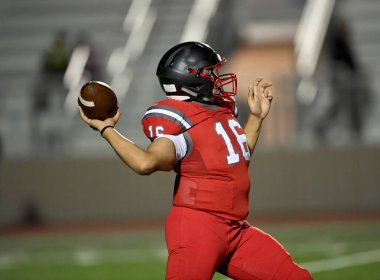 Futbolcuların bir futbol maçı sırasında inanılmaz oyunlar yapmalarının harika aksiyon fotoğrafları.