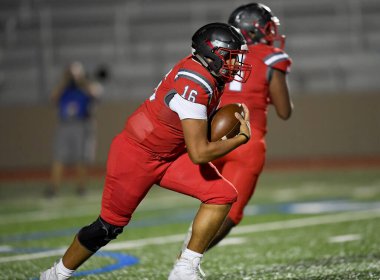 Futbolcuların bir futbol maçı sırasında inanılmaz oyunlar yapmalarının harika aksiyon fotoğrafları.